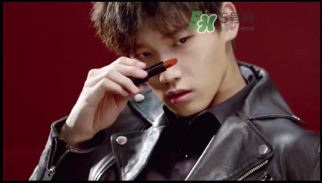 ������΢���õ�ʲô�ں죿�����ֿں�ɫ��